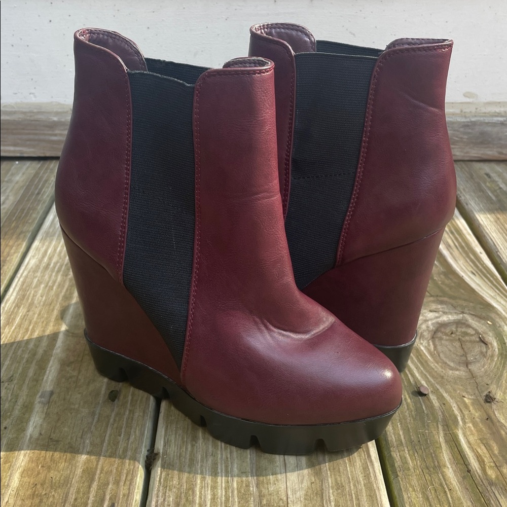 BAMBOO Burgundy Platform Wedge Chelsea Booties Size 9